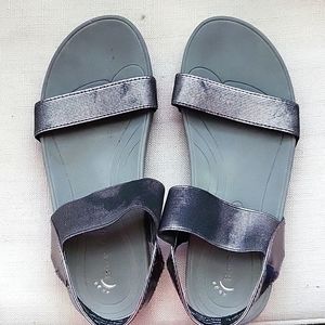 Bear Traps US Sze 6 Sandals Very Comfy